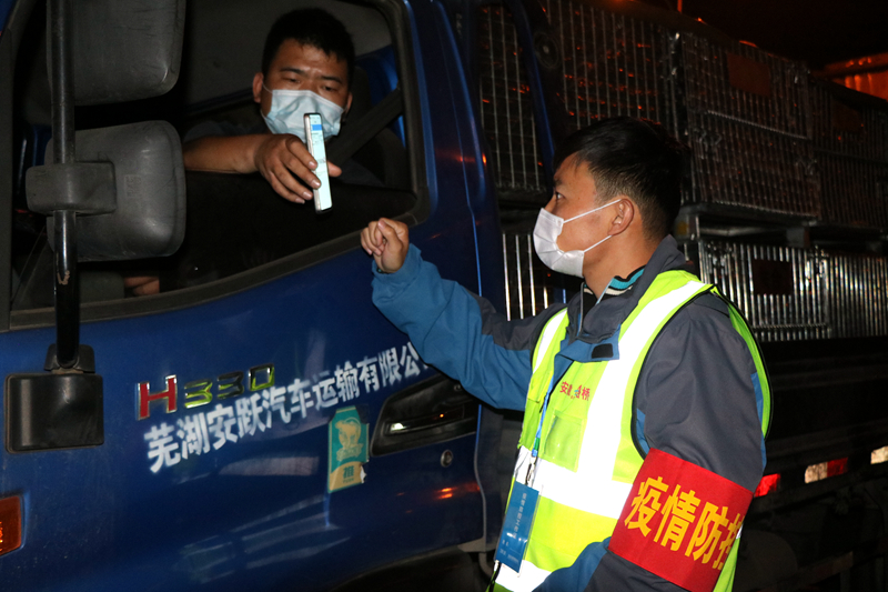 新一輪疫情發(fā)生后，安徽路橋迅速行動(dòng)，組織全體職工和勞務(wù)工人進(jìn)行全員核算檢測(cè)，筑牢疫情防控第一道防線。此外，還積極投身屬地疫情防控，踐行國(guó)企擔(dān)當(dāng)。